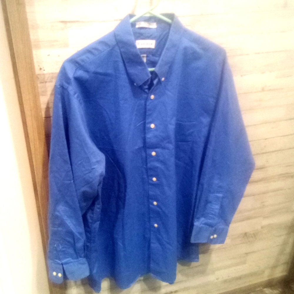 Van Heusen men's dress shirt.    Box 264